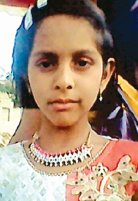 A school girl killed in an auto-two wheeler accident | आॅटो-दुचाकीच्या धडकेत शाळकरी मुलगी ठार A school girl killed in an auto-two wheeler accident | आॅटो-दुचाकीच्या धडकेत शाळकरी मुलगी ठार